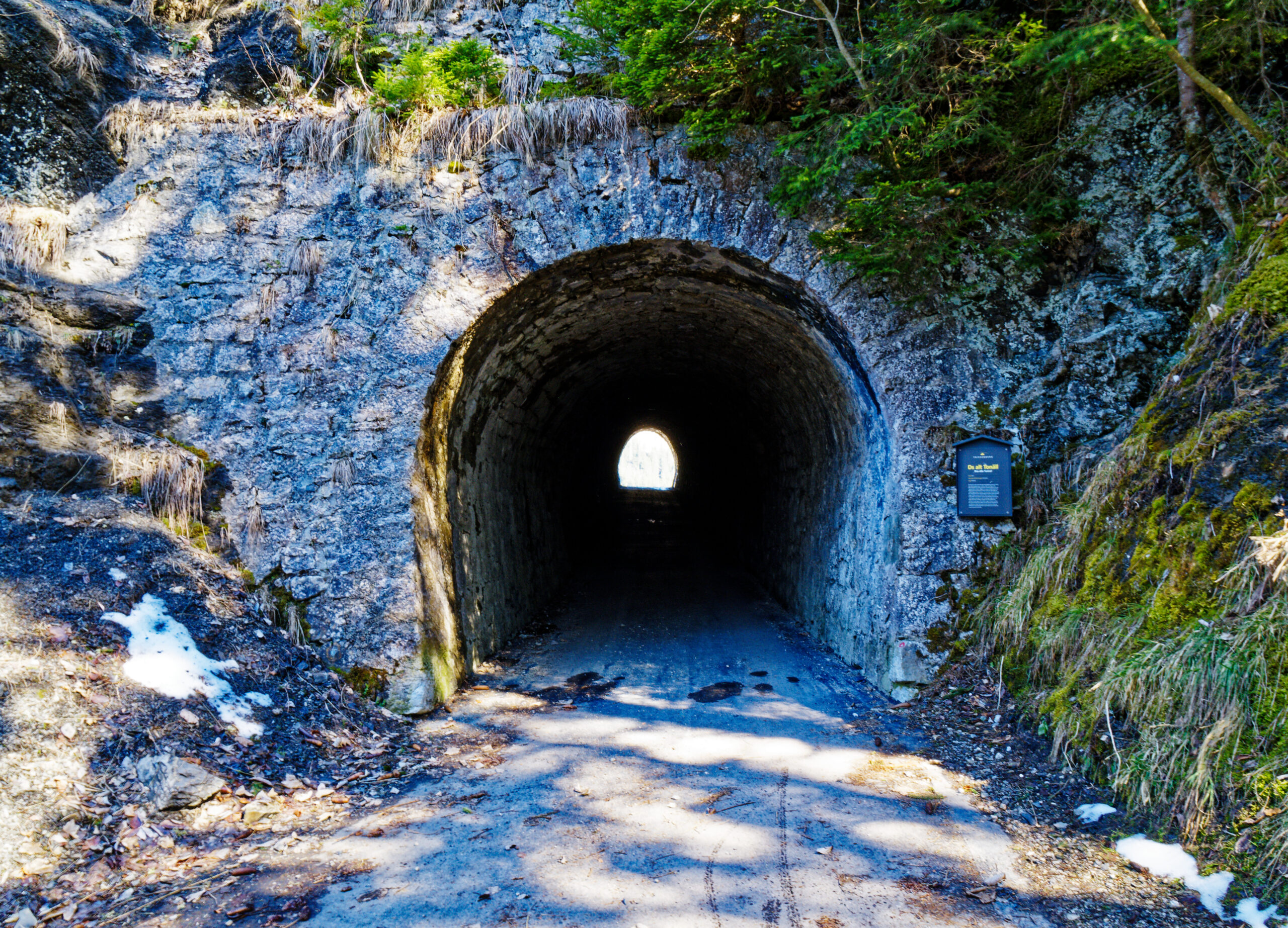 Strada verso Steg, Malbun in Svizzera. Scavata a mano ed ancora oggi percorribile e strada principale quando la modernità di oggi era solo un miraggio.