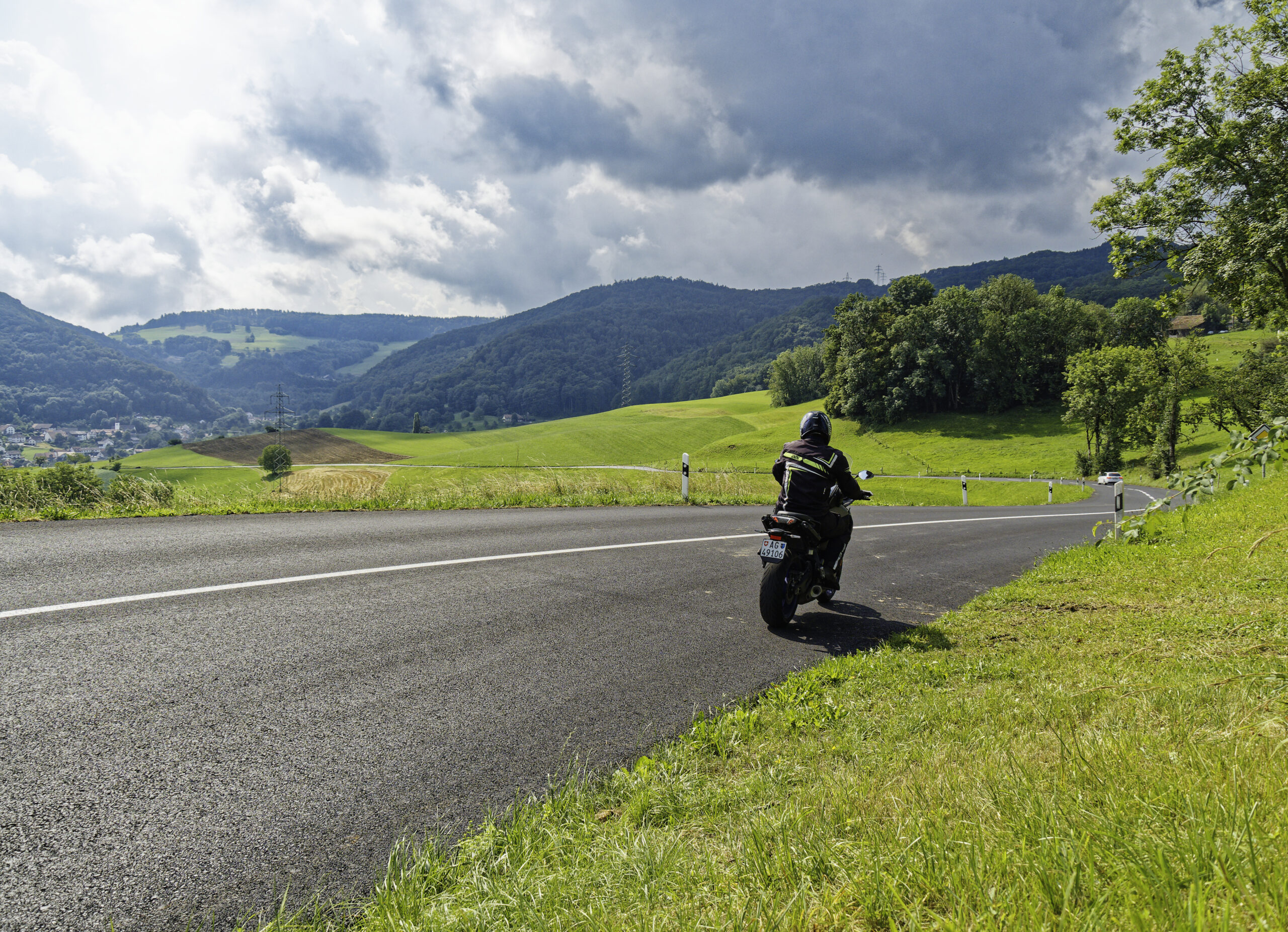 Il Giura è una catena montuosa poco conosciuta, ma con le sue curve, i saliscendi ed i paesaggi immersi nel verde, ha tutte le carte per essere un paradiso per motociclisti.